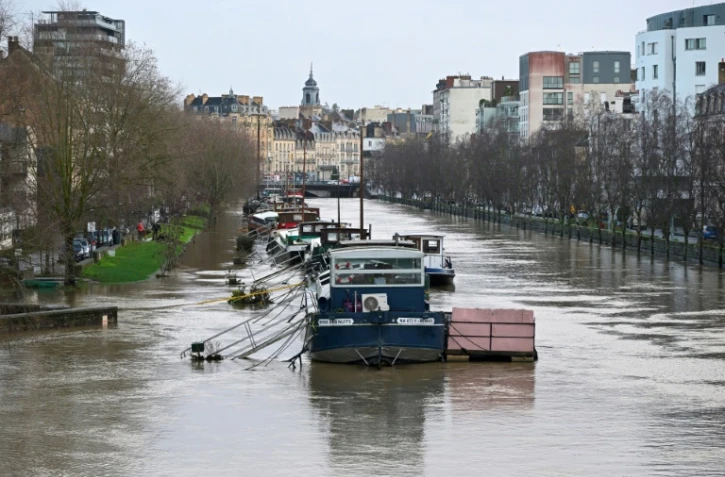 Des péniches amarées sur la rivière de L'Ille à Rennes le 27 janvier 2025 