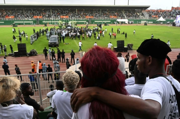Des fans se recueillent pour les obsèques du chanteur ivoirien DJ Arafat au stade Félix Houphouet-Boigny d'Abidjan le 31 août 2019.
