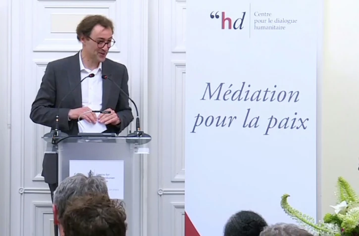 Capture d'une vidéo du 3 avril 2018 montrant à Genève David Harland, directeur exécutif du Centre pour le Dialogue Humanitaire, lisant un communiqué de l'ETA annonçant sa dissolution