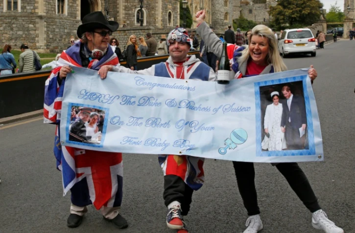 Des Britanniques célèbrent la naissance du bébé royal devant le château de Windsor, le 7 mai 2019