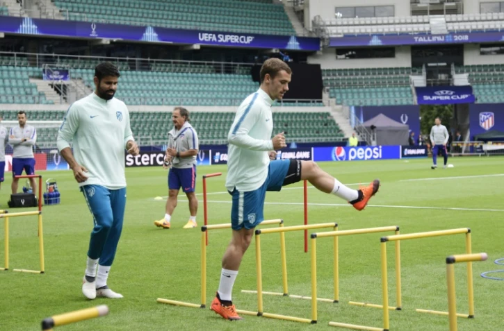 Les attaquants de l'Atletico Madrid Diego Costa et Antoine Griezmann à l'entraînement le 14 août 2018 à Tallinn, à la veille de la Supercoupe d'Europe contre le Real