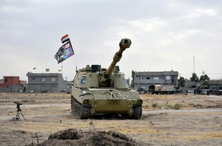 Des blindés de l'armée irakienne stationnés près d'un ancien poste militaire kurde, dans la ville de Taza Khurmatu, dans le nord de l'Irak, le 13 octobre 2017