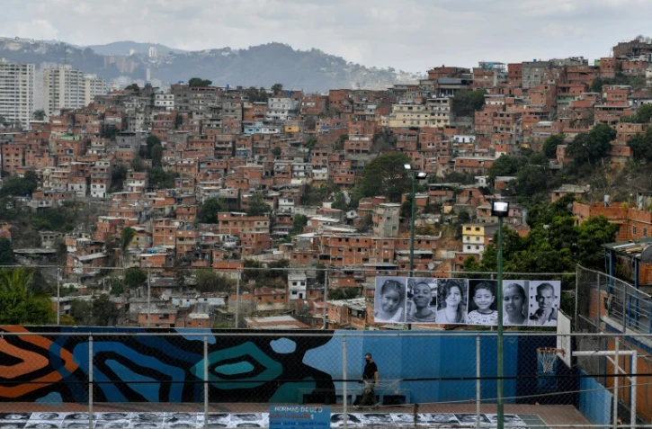 Photos d'habitants accrochées à Petaré, réputé un des quartiers les plus dangereux au monde, dans le cadre du projet global de l'artiste français JR "Inside Out," le 12 avril 2022
