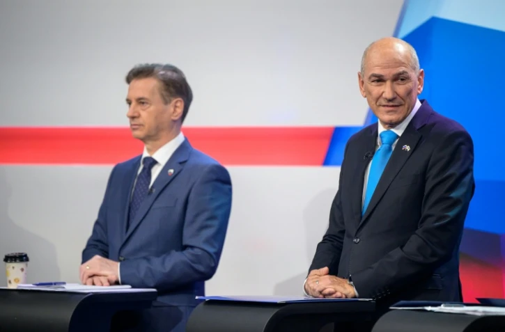 Le Premier ministre slovène Robert Golob (à gauche) et l'ancien Premier ministre ultra-conservateur Janez Jansae (à droite), lors d'un débat télévisé le 20 mars à Ljubljana