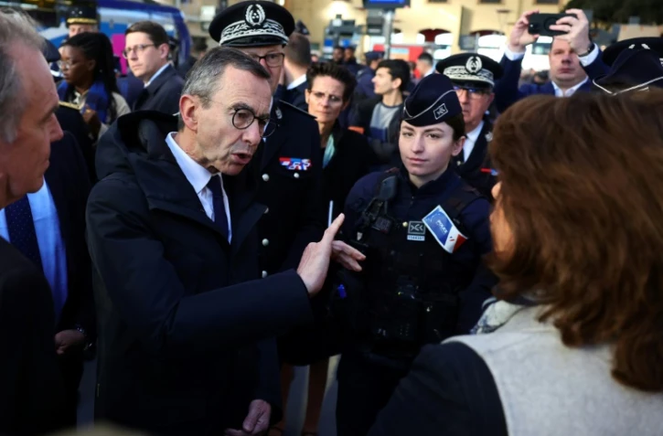 Le ministre de l'Intérieur français Bruno Retailleau (centre) s'entretient avec la présidente de la Métropole Aix-Marseille-Provence Martine Vassal (droite) à côté du président du Conseil régional de Provence-Alpes-Côte d'Azur Renaud Muselier (L) lors d'un déplacement à Marseille, dans le sud de la France, le 24 avril 2025