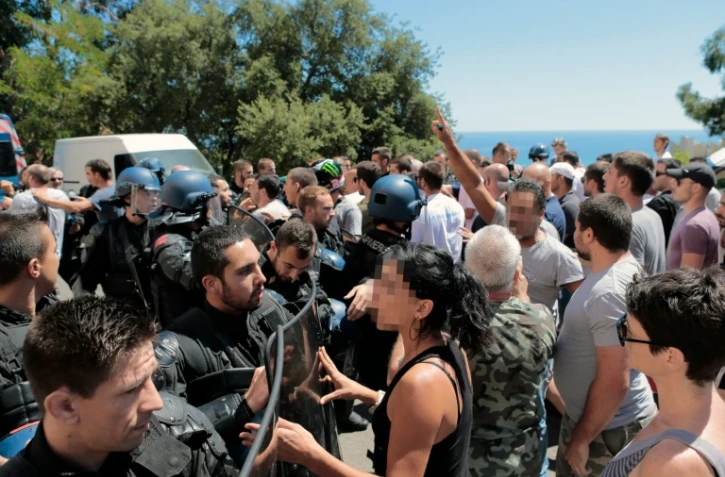 Des centaines de personnes rassemblées à Lupino, un quartier de Bastia au lendemain d'une rixe en bord de mer à Sisco, le 14 août 2016