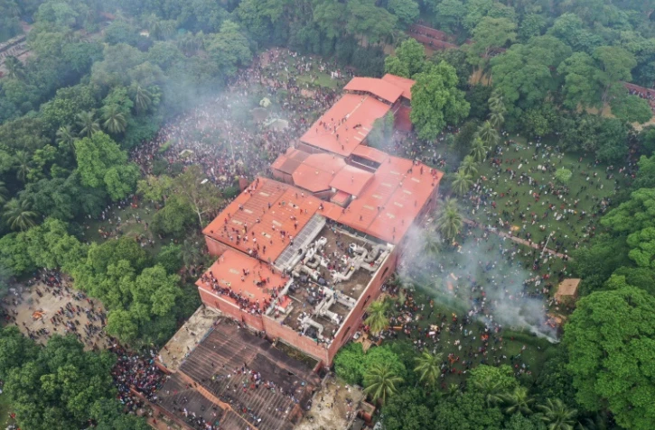 Les manifestants antigouvernement entourent le palais de la Première ministre Sheikh Hasina en fuite, à Dacca, au Bangladesh, le 5 août 2024
