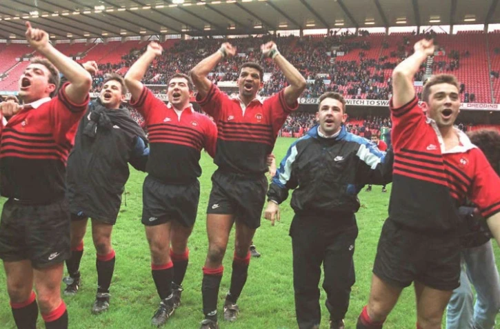 Le capitaine Emile Ntamack (au centre) et ses coéquipiers toulousains célèbrent leur victoire en finale de la première édition de la Coupe d'Europe, le 7 janvier 1996 à l'Arms Park de Cardiff
