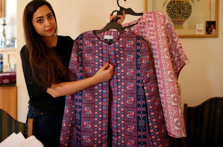 La Palestinienne Natalie Tahhan montre quelques-unes de ses créations dans son atelier, le 13 avril 2017 dans le quartier de Rass-al-Amoud, à Jérusalem-Est