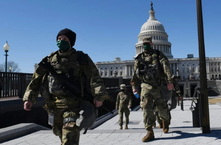 Des membres de la Garde nationale devant le Capitole, siège du Congrès, à Washington le 3 mars 2021