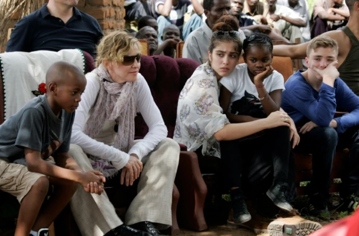 La pop-star américaine Madonna avec ses quatre enfants, le 2 avril 2013 à Kasungu au Malawi