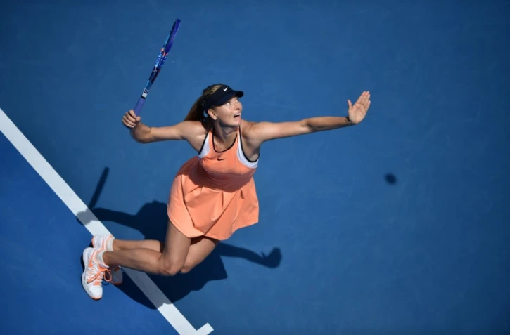 Maria Sharapova au service face à Serena Williams, en quarts de finale de l'Open d'Australie, le 26 janvier 2016 à Melbourne