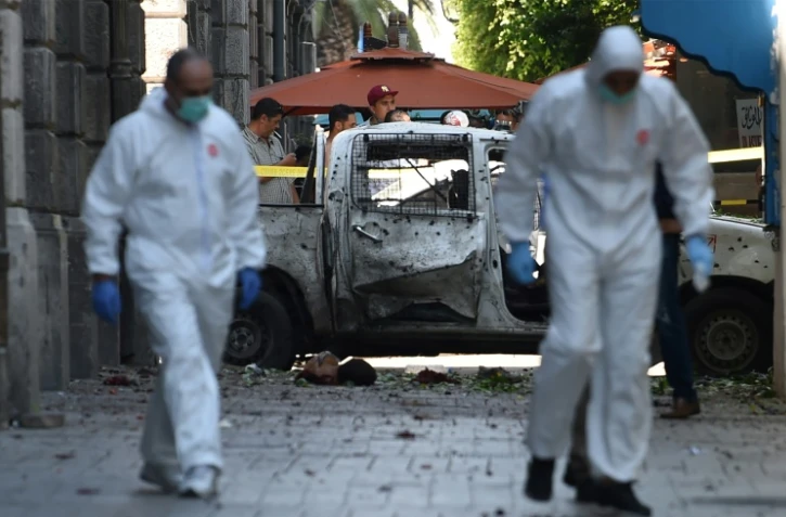 Des membres de la police scientifique sur les lieux d'un attentat suicide dans le centre de Tunis, le 27 juin 2019