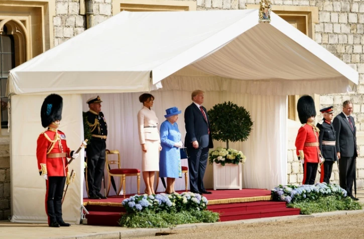 La reine Elizabeth II (C)  aux côtés du président américain Donald Trump et de son épouse Melania Trump à leur arrivée au château de Windsor, le 13 juillet 2018 