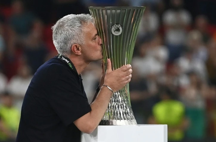 L'entraîneur de l'AS Rome Jose Mourinho embrasse le trophée de la Ligue Europa Conférence remporté contre Feyenoord en finale, le 25 mai 2022 à Tirana  