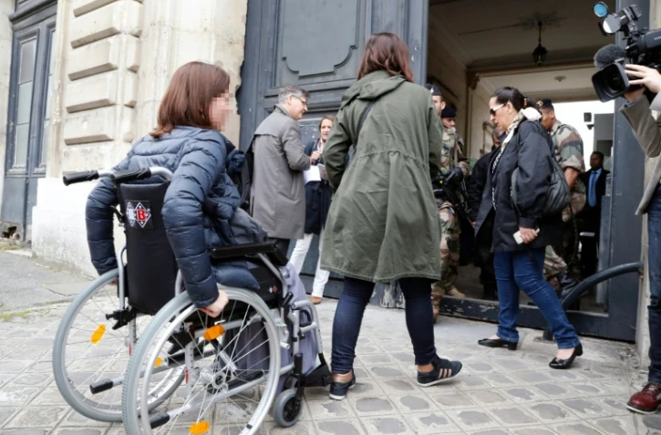 Des victimes des attentats de Paris et leurs proches arrivent à l'Ecole militaire à Paris le 24 mai 2016 pour rencontrer les juges d'instruction  