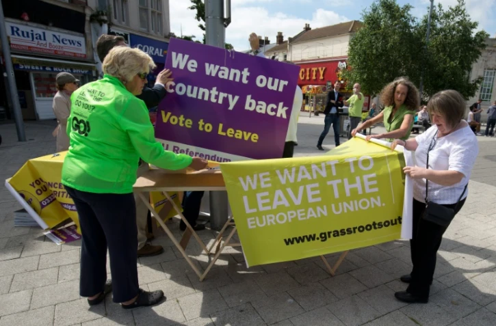 Des militants du "leave" attendent leur leader Nigel Farage à Clacton-on-sea le 21 juin 2016