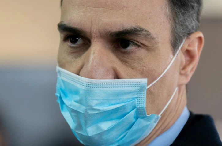 Pedro Sanchez lors de la visite d'une usine fabriquant des respirateurs à Mostoles, près de Madrid, le 3 avril 2020