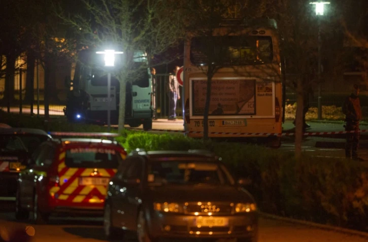 La police inspecte le bus où un camarade a tué un autre enfant, près du collège de Trois Frontières à Hegenheim, le 16 novembre 2015