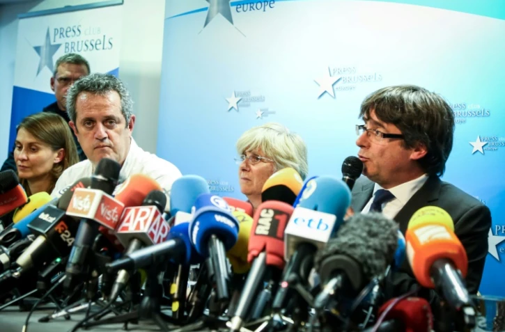 Carles Püigdemont le président catalan destitué (d) avec d'autres membres de son équipe, lors d'une conférence de presse à Bruxelles le 31 octobre 2017