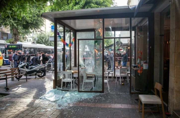 La police israélienne sur le site d'une fusillade à Tel Aviv, le 1er janvier 2016