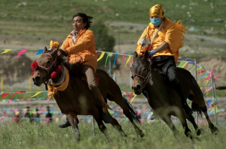 Des cavaliers le 26 juillet 2016 sur le plateau tibétain de Yushu dans la province chinoise du Qinghai
