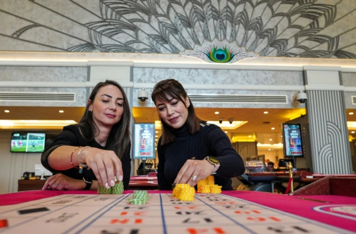 Des employées du casino Arkin Colony Hotel, à Kyrénia (Girne), dans l'autoproclamée République turque de Chypre-Nord, le 16 mars 2022