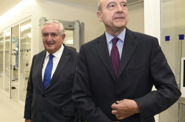 Les ex-Premiers ministres français Jean-Pierre Raffarin (g) et Alain Juppé, le 7 décembre 2015 à Paris 