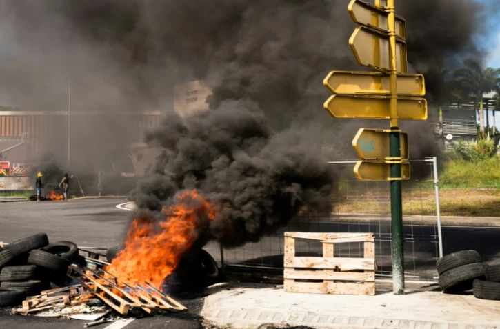 Des militants du syndicat Union générale des travailleurs de Guadeloupe, opposés à la vaccination anti-Covid, ont érigé un barrage sur un rond-point des Abymes, le 17 novembre 2021