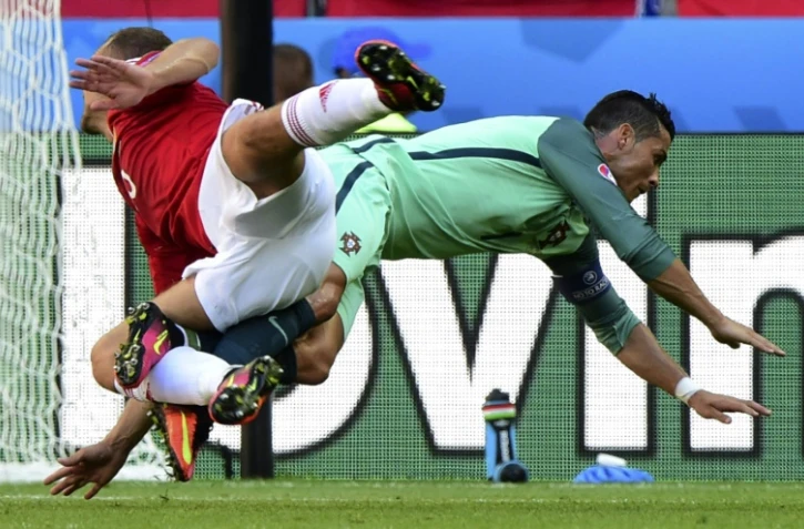 Cristiano Ronaldo et Roland Juhasz lors du match Portugal Hongrie le 22 juin 2016 à Lyon