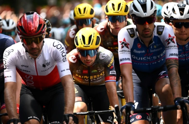 Le coureur slovène de la Jumbo-Visma Primoz Roglic (C) lors de la 5e étape du Tour de France, entre Lille et Arenberg, le 6 juillet 2022