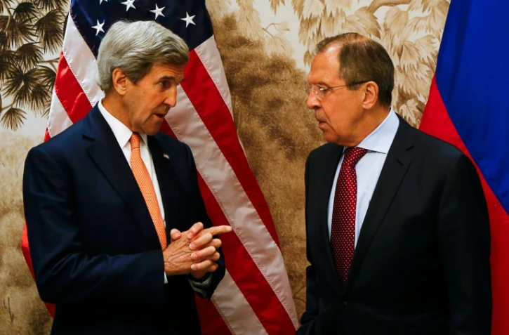 Le ministre russe des Affaires étrangères, Sergueï Lavrov (d) et son homologue américain, John Kerry, le 16 mai à Vienne 