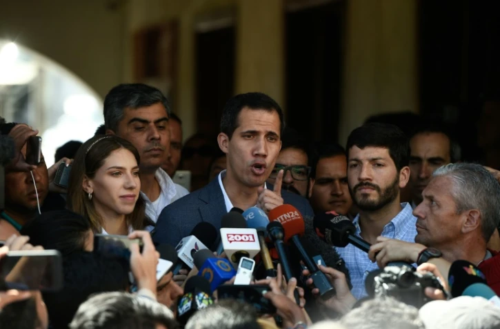 Juan Guaidó (C), jefe del Parlamento venezolano de mayoría opositora, realiza declaraciones a la prensa en Caracas, el 10 de febrero de 2019