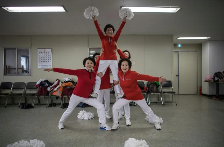 Cheer Mommy est un escadron de 30 pom-pom girls basé à Samcheok, sur la côte orientale sud-coréenne. La moyenne d'âge est de 75 ans.