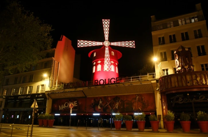 Le Moulin Rouge, à Paris le 15 avril 2020, surplombant un boulevard désert 