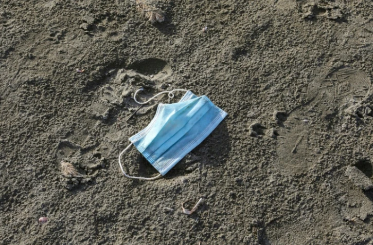 Un masque sanitaire abandonné sur une plage à Larnaca, dans le sud de Chypre, le 4 mai 2020