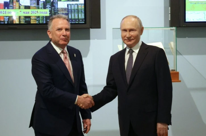 Photo diffusée par l'agence d'Etat russe Sputnik montrant le président russe Vladimir Poutine (d) et l'émissaire du président américain, Steve Witkoff lors d'une rencontre à Saint-Pétersbourg, le 11 avril 2025