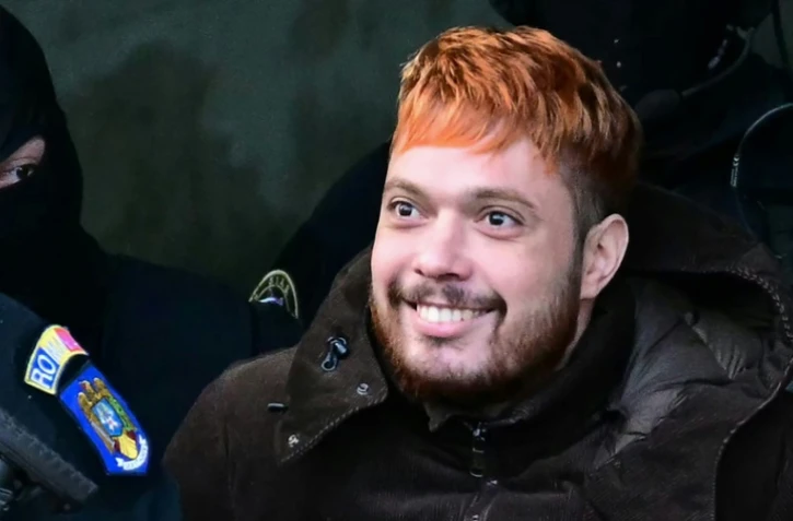 Mohamed Amra, le narcotrafiquant français en fuite depuis son évasion en mai 2024, sort de la cour d'appel de Bucarest le 23 février 2025, au lendemain de son arrestation en Roumanie