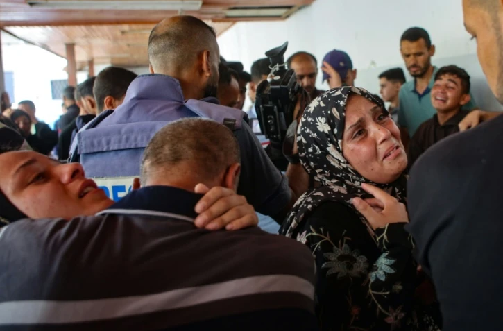 Des proches pleurent la mort de trois journalistes palestiniens après des frappes israéliennes, à l'hôpital Ahli Arab de Gaza-ville, le 5 juin 2025