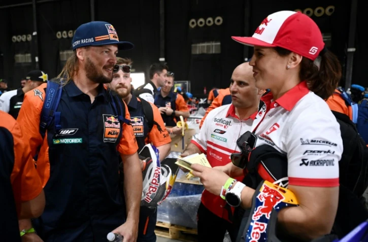 La motarde espagnole Laia Sanz (d) d'un contrôle technique sur le Dakar, le 3 janvier 2020 à Jeddah