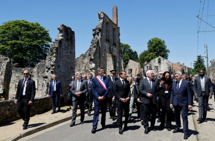 Le président Emmanuel Macron, le maire d'Oradour-sur-Glane Philippe Lacroix (gauche) et le président allemand Frank-Walter Steinmeier à Oradour-sur-Glane, dans la Haute-Vienne, le 10 juin 2024