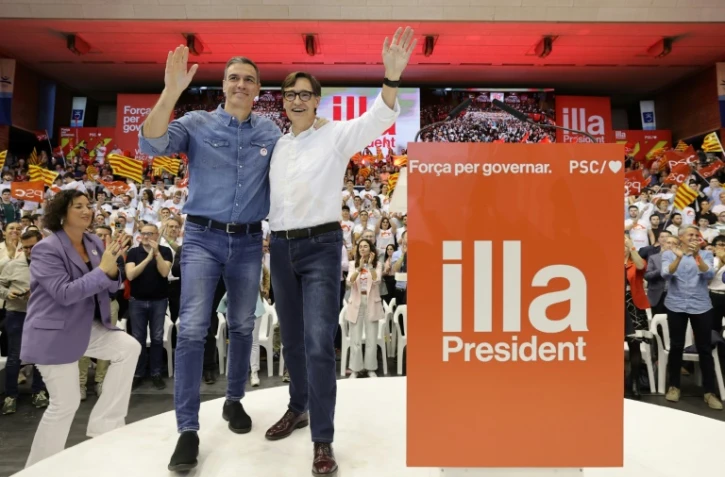 Le Premier ministre espagnol Pedro Sanchez (à gauche) et le candidat socialiste à la présidence de Catalogne Salvador Illa pendant le dernier meeting de la campagne électorale, le 10 mai 2024 à Barcelone