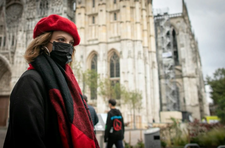 Des habitants de Rouen portent des masques de protection après l'incendie de l'usine Lubrizol, le 26 septembre 2019
