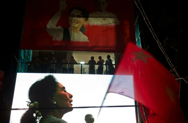 Portrait de l'opposante birmane Aung San Suu Kyi projeté sur un écran au siège de son parti à Rangoun, le 9 novembre 2015