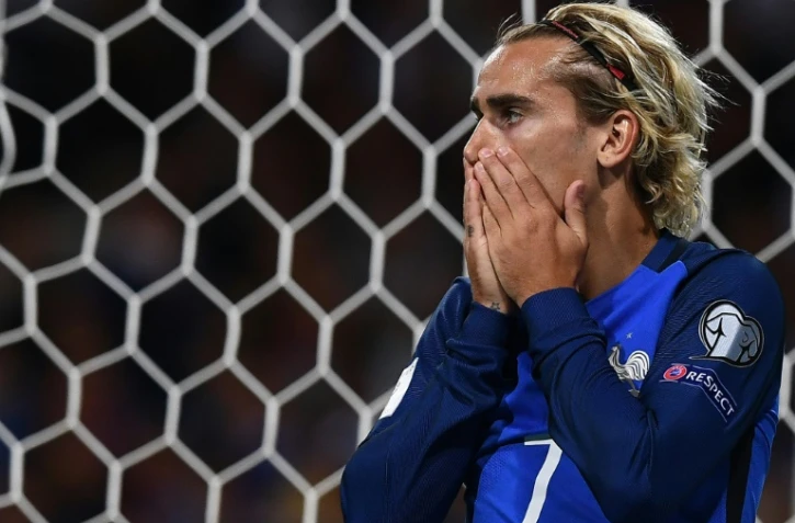 L'attaquant des Bleus Antoine Griezmann dépité après avoir raté un coup franc face au Luxembourg en qualif pour le Mondial-2018, le 3 septembre 2017 à Toulouse