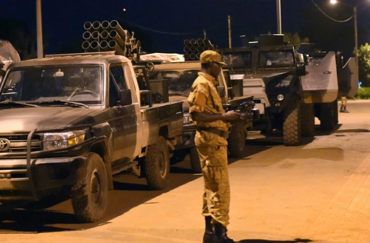 Un soldat burkinabè se tient devant des lance-roquettes du régiment de la garde présidentielle, le RSP, le 26 septembre 2015 au camp militaire Guillaume Ouedraogo de Ouagadougou