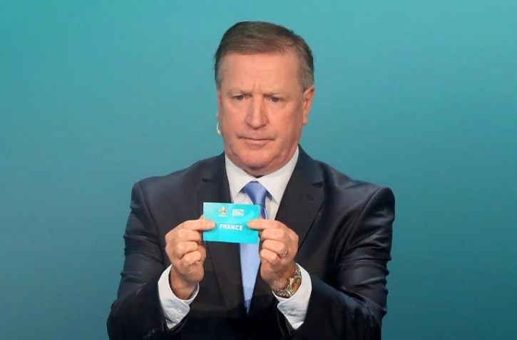 L'ancien footballeur et consultant irlandais Ronnie Whelan pioche la France lors du tirage au sort des qualifications à l'Euro-2020, à Dublin, le 2 décembre 2018