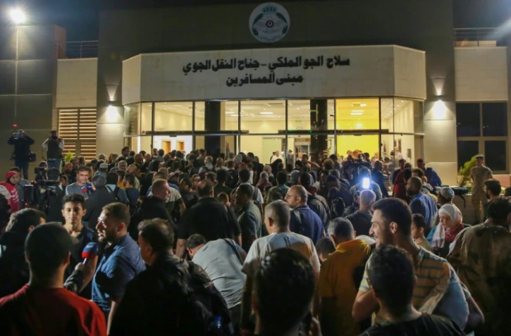 Des personnes évacuées du Soudan à leur arrivée à l'aéroport d'Amman, le 24 avril 2023 en Jordanie