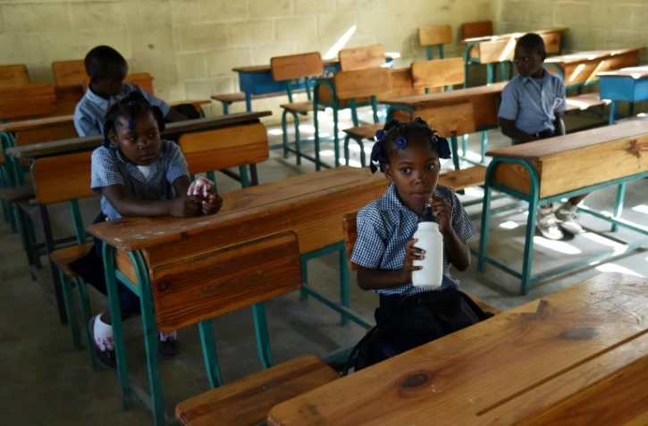 Des élèves sont assis derrière leur bureau le jour de la rentrée à l'école publique de Tabarre, dans la banlieue de Port-au-Prince, le 5 septembre 2016.