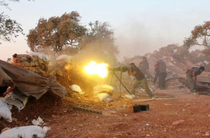 Un combattanr rebelle lors d'affrontements avec les forces pro-gouvernementales le 18 septembre 2015 dans la province d'Idlib